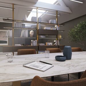 Moderne vergaderruimte aan de Nieuwezijds Voorburgwal met marmeren tafel, notitieblok, designaccessoires en open boekenkast.